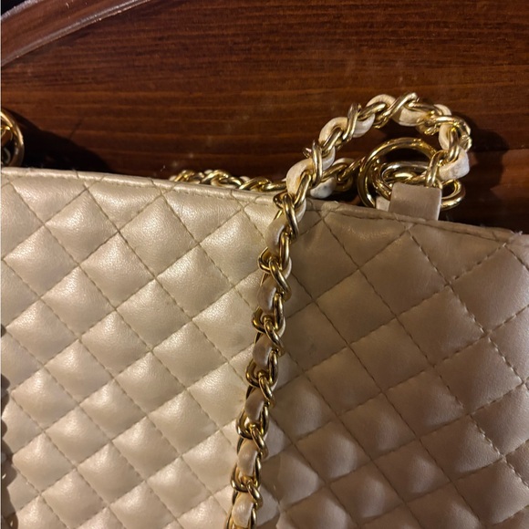 Women’s Amanda Smith Elegant Quilted Chain Shoulder Bag - Cream - Picture 2 of 4